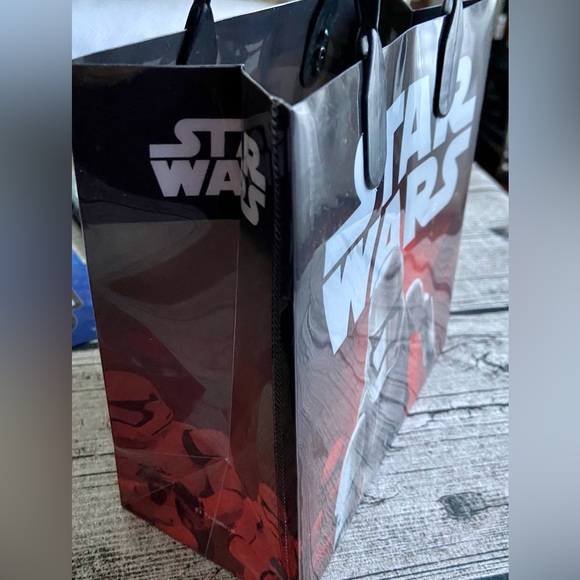 NEW. $3.00 each! Bundle of 4 Star Wars plastic gift/favor bags with handles - Picture 2 of 8